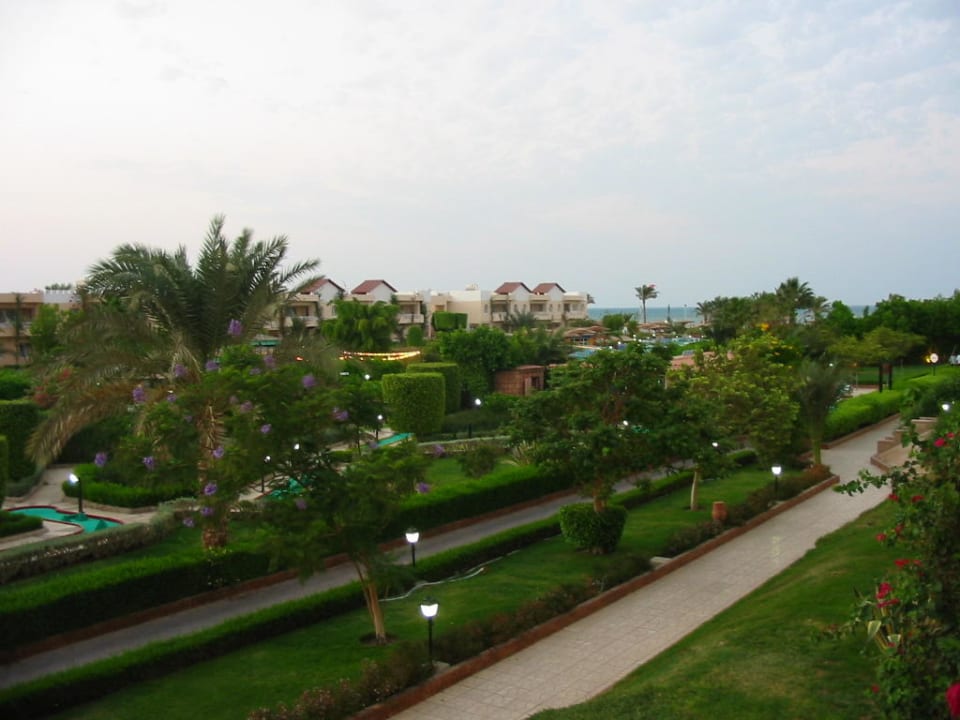 Blick in den Garten Golden Beach Resort