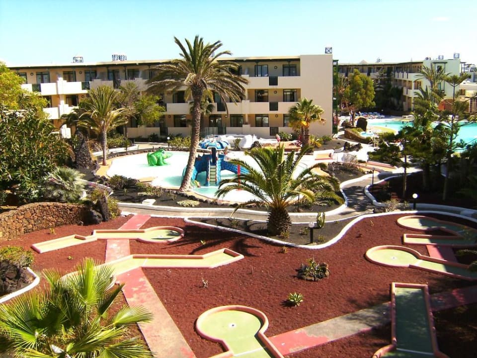 Blick vom Balkon zum Innenhof/Minigolf-Poolanlage Hotel El Trebol