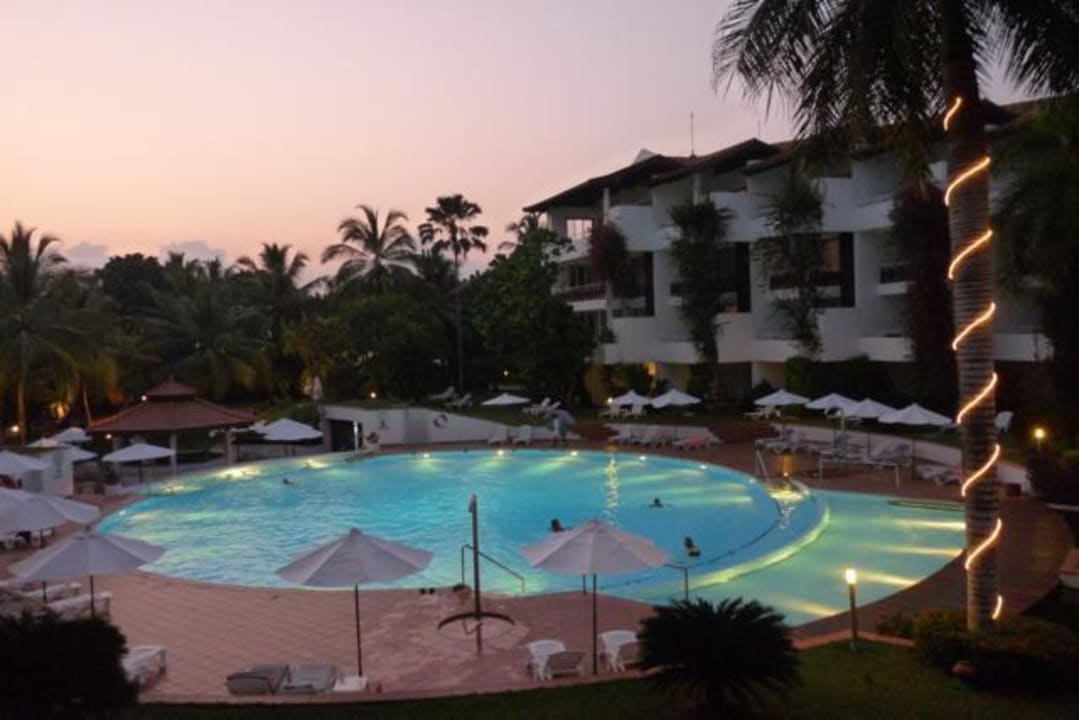 Blick zum Pool am Abend Hotel Lanka Princess Ayurveda