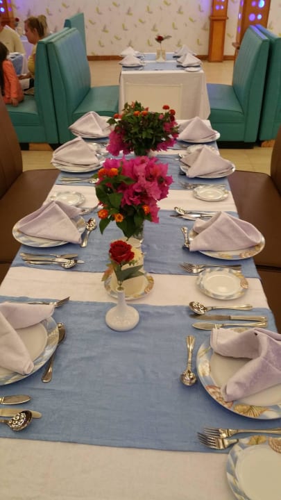 Gedeckten Tisch in neuen Restaurant neben den Fisc Aladdin Beach Resort