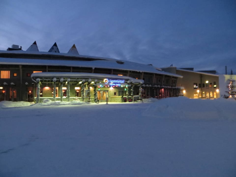 Haupteingang des Hotels Lapland Hotel Luostotunturi & Amethyst Spa
