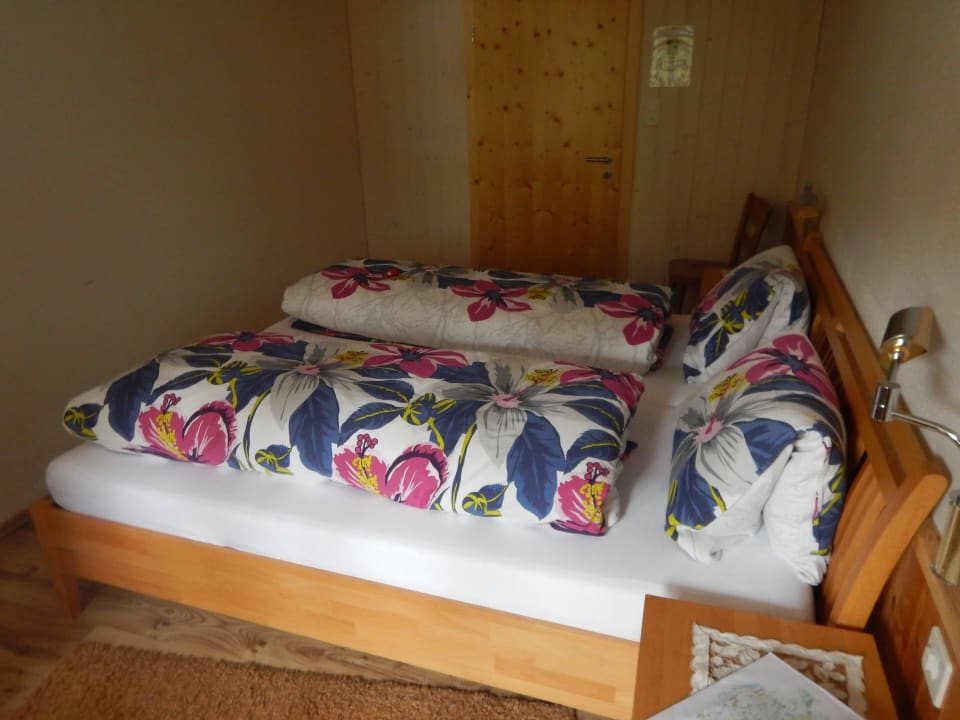 Wnętrze pokoju dwuosobowego z łazienką Berggasthaus Sücka