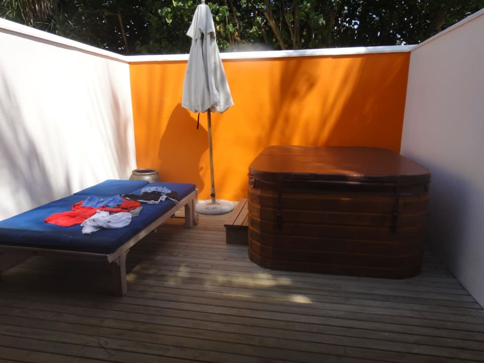 Jucuzzi mit Liege Vilamendhoo Island Resort & Spa