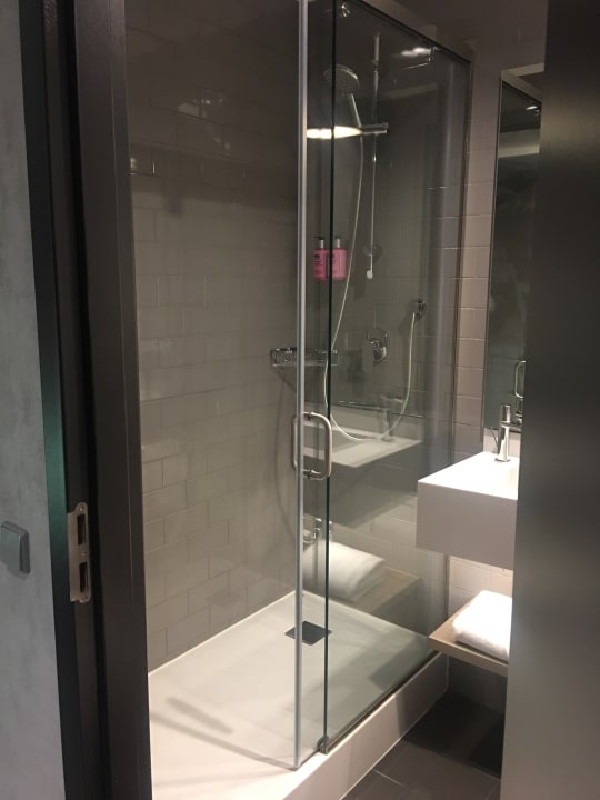 Zimmer Moxy Tbilisi by Marriott