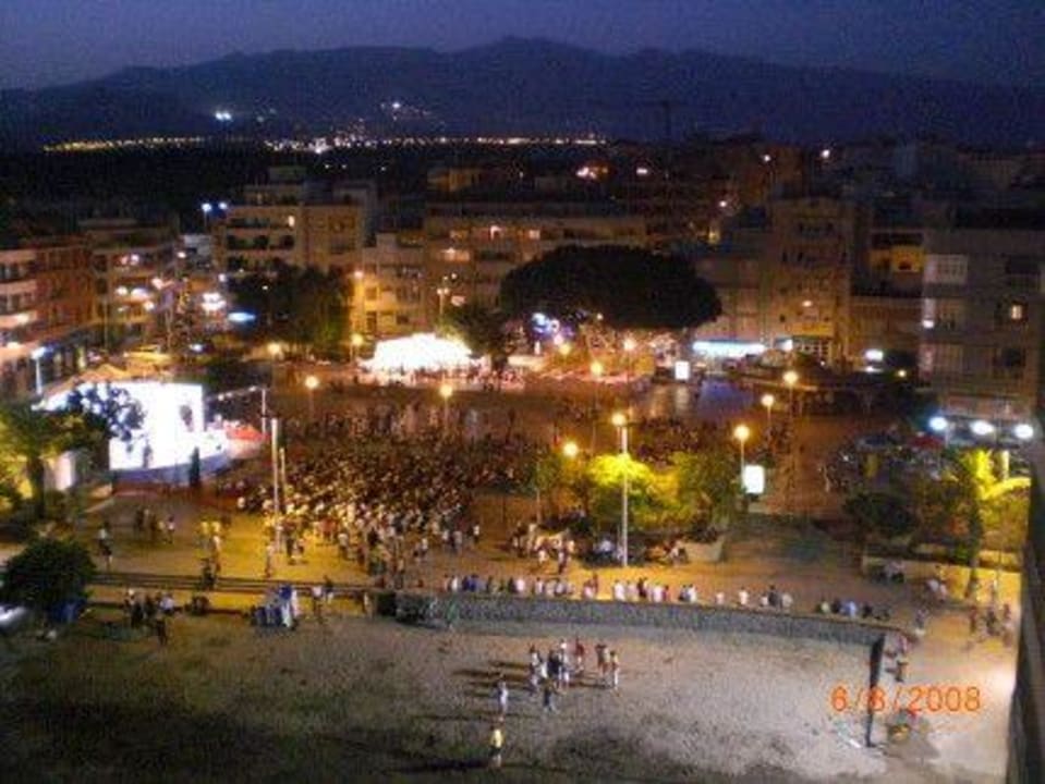 Der große Platz neben dem Hotel vom Hoteldach. Hotel Medano