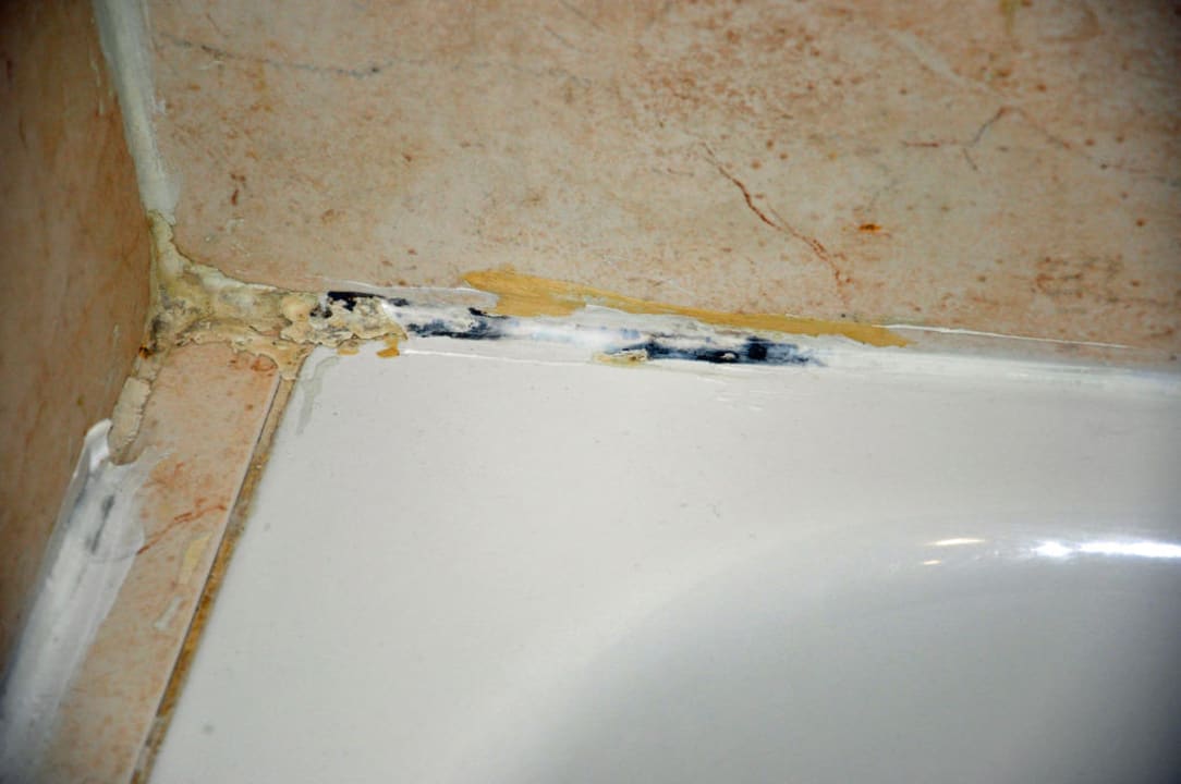 Defektes Emaille und Schimmel Hotel Oasis