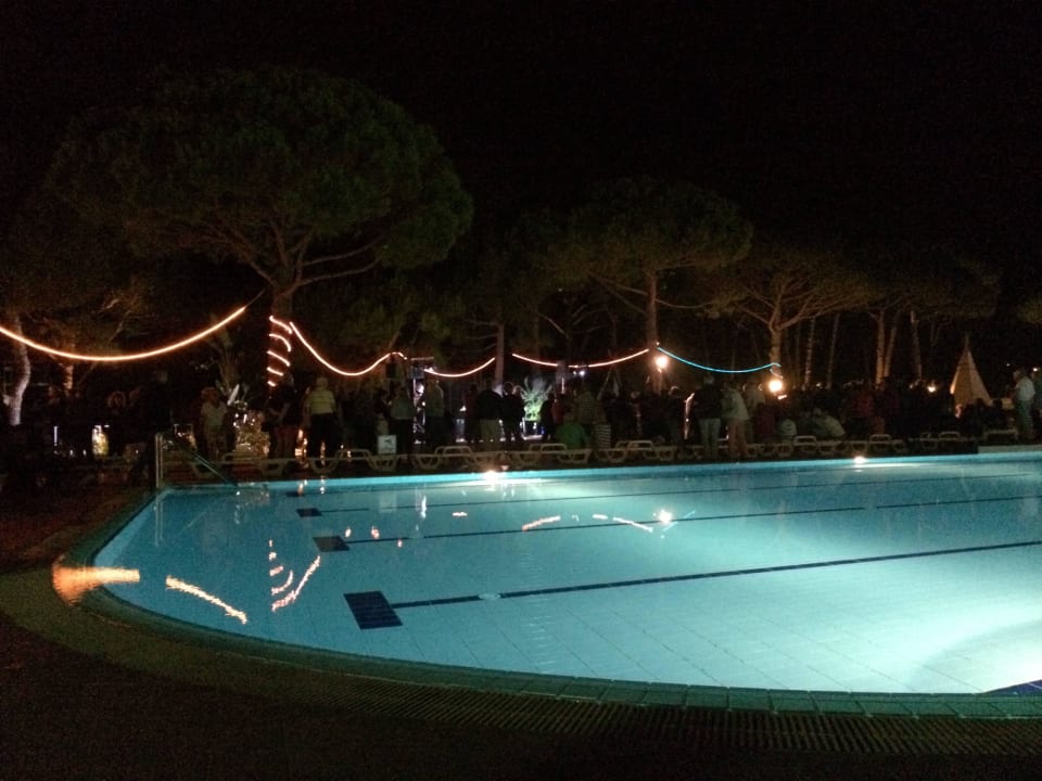 Pool bei einer Abendveranstaltung Camping Enzo Stella Maris