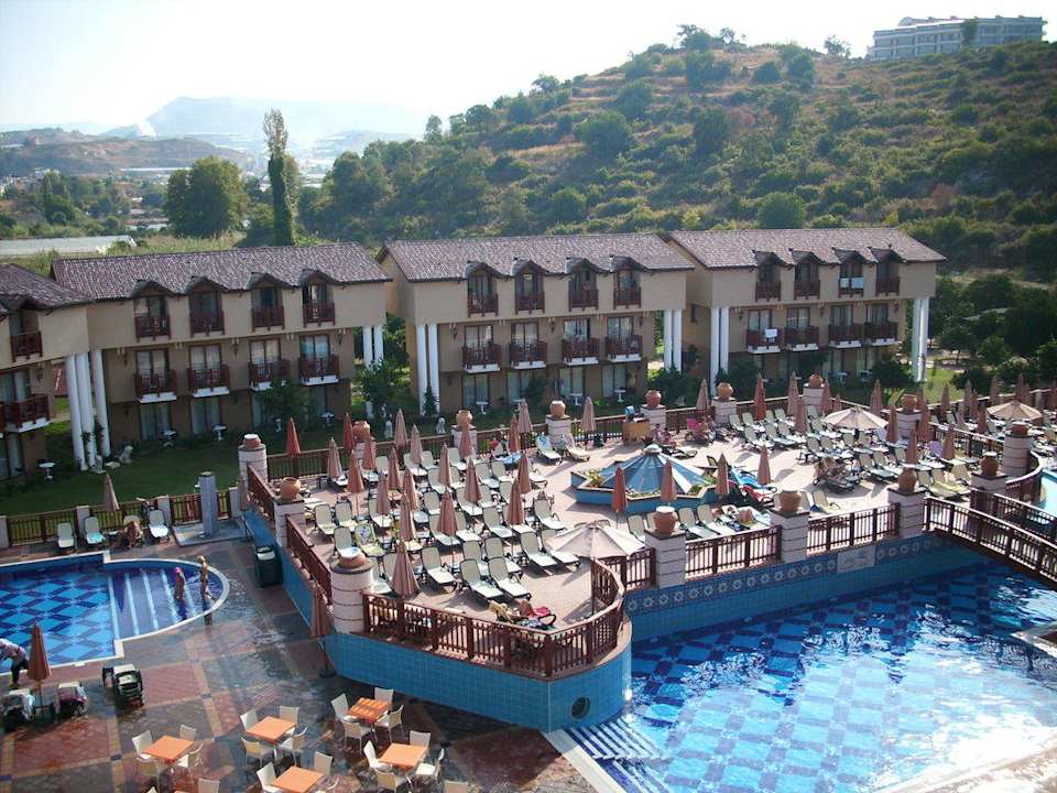 Poolanlage mit Sonnenterrasse NoxInn Club