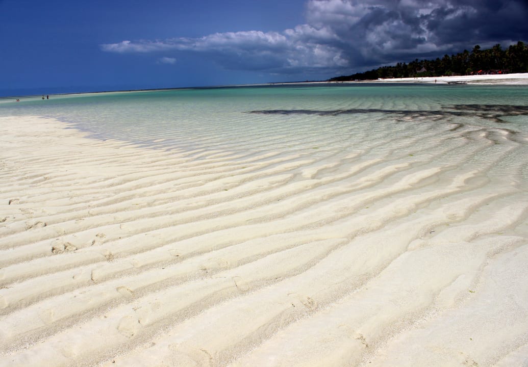 Auf der Sandbank bei Ebbe Neptune Pwani Beach Resort & Spa