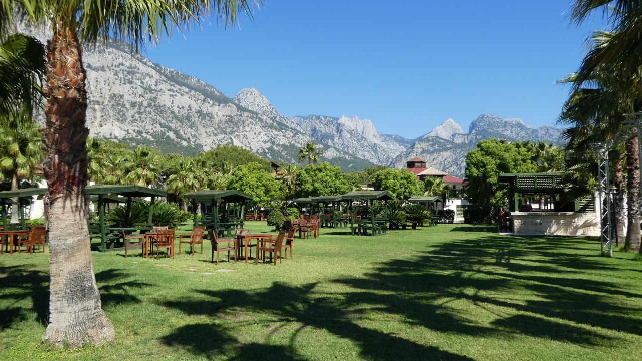 Gartenanlage Crystal Flora Beach Resort