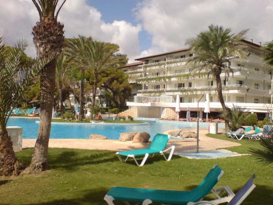 Pool mit Wasserfall (im Hintergr. das Esp. Park) Playa Esperanza Resort