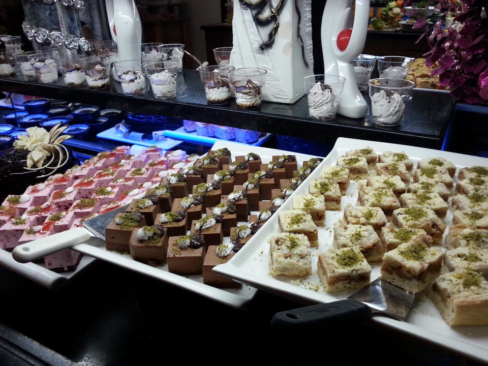 Tolle Dessert Auswahl Salamis Bay Conti Resort Hotel & Casino