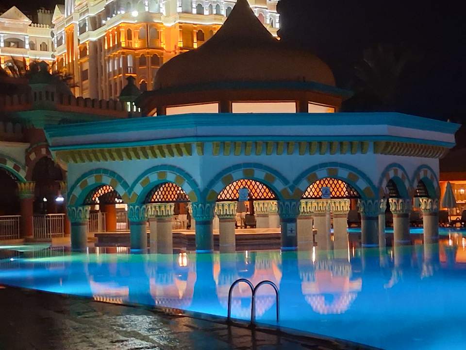 Pool Kamelya Aishen Club