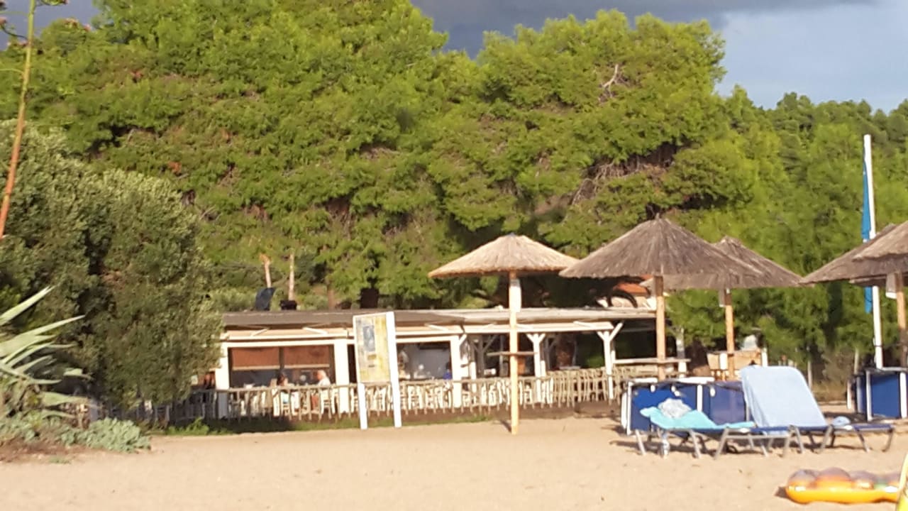 Die taverne vom Strand aus gesehen Hotel Lagomandra Beach