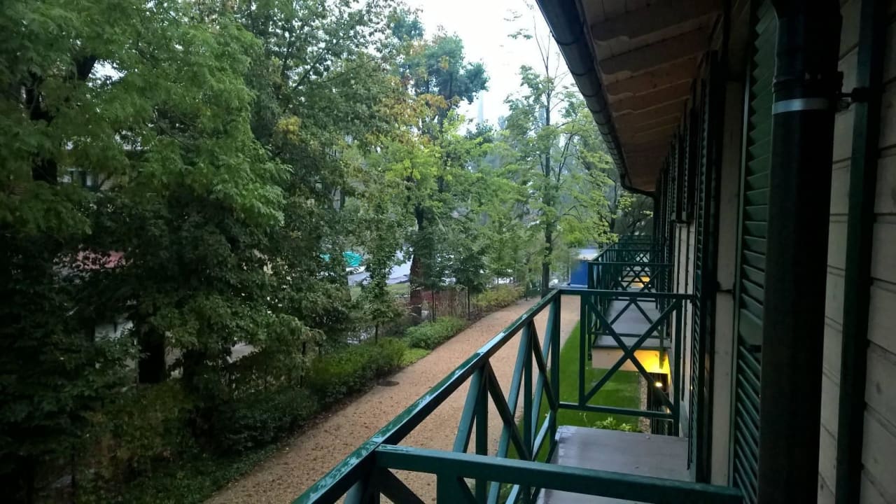 Donau Arm im Hintergrund Hotel Duna Garden