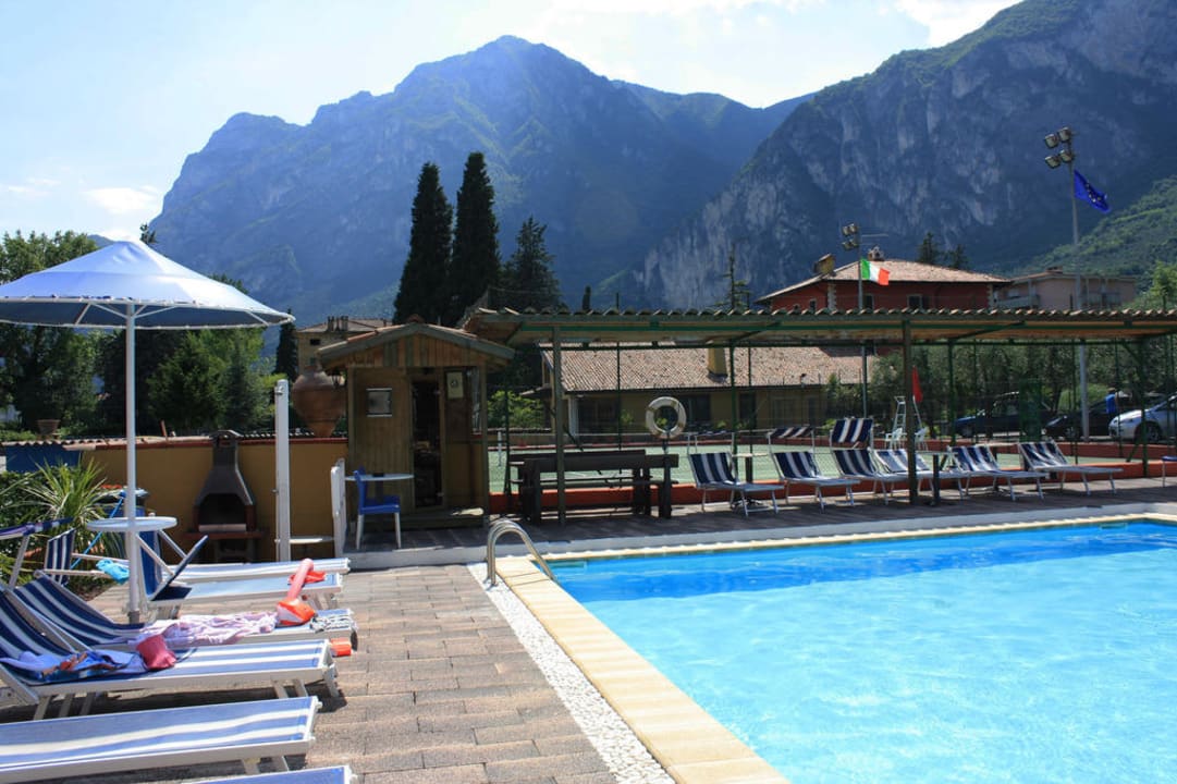 Der Pool mit Sauna und Tennisplatz Residenza Le Due Torri