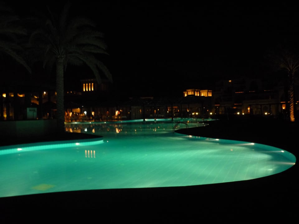 Beleuchteter Pool am Abend Miramar Al Aqah Beach Resort