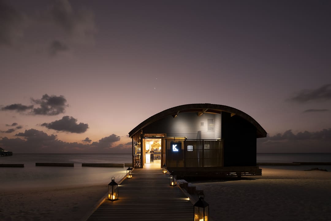 Außenansicht Outrigger Maldives Maafushivaru Resort