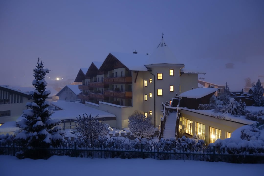 Hotelanlage traumhaft verschneit Alpenrose - Familux Resort