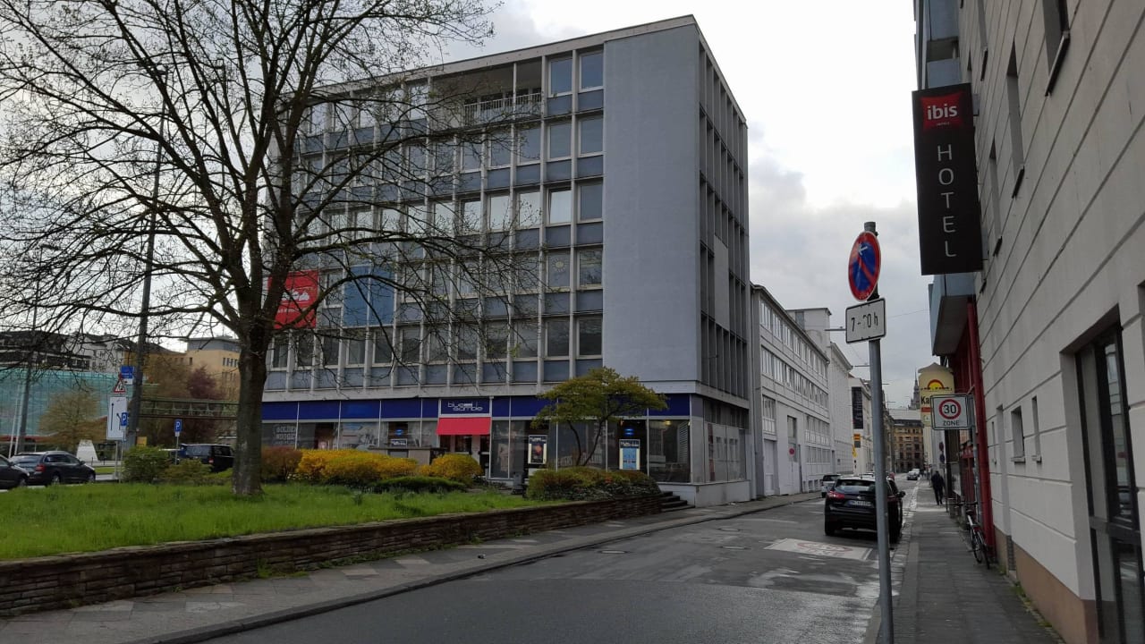 Blick vor dem Hotel B&B HOTEL Wuppertal-City