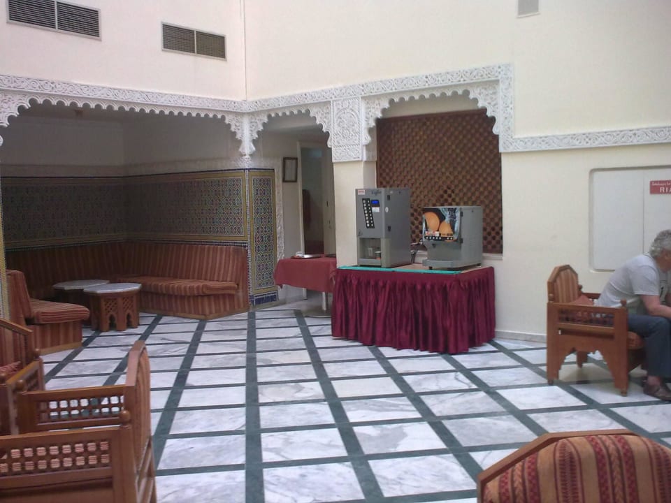 Die beiden Automaten und der Tisch = Lobbybar Hotel Amir Palace