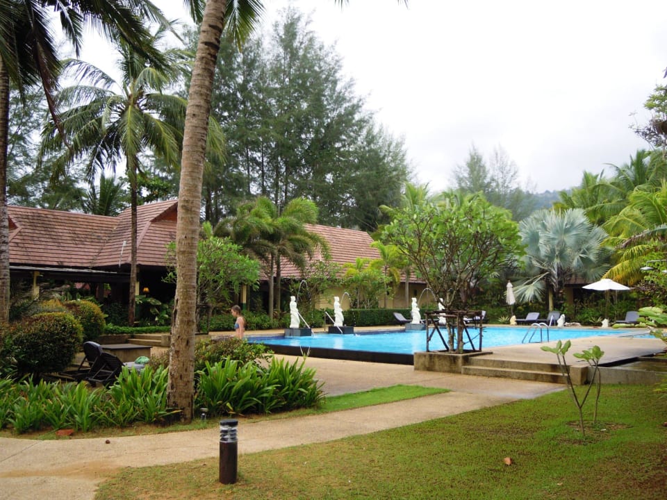 Pool und Garten Hotel Nang Thong Beach Resort 2