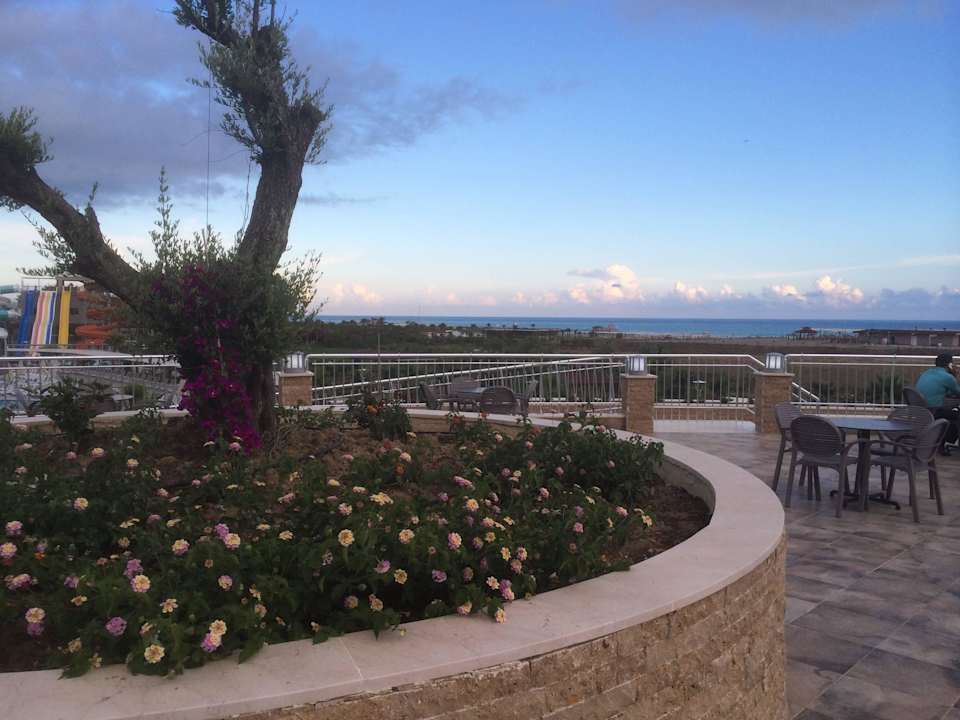 Bild von der Terrasse über den Restaurant ! Sunmelia Beach Resort