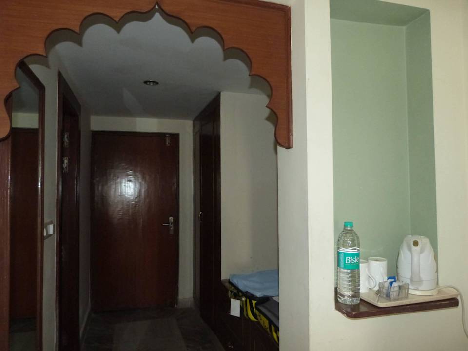 Flur mit Schrank und Kofferablage Hotel Surya Vilas Palace