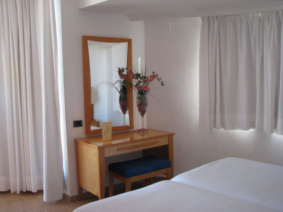 Kosmetiktisch im Schlafbereich MUR Hotel Faro Jandia & Spa Fuerteventura