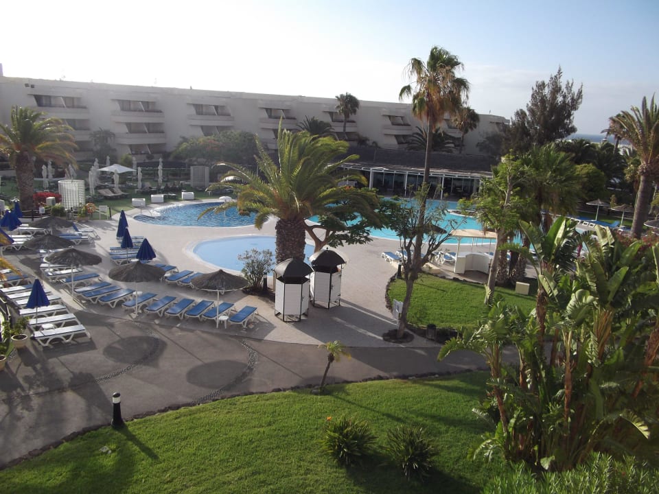 Blick vom Balkon auf die Poolanlage Dreams Lanzarote Playa Dorada Resort & Spa
