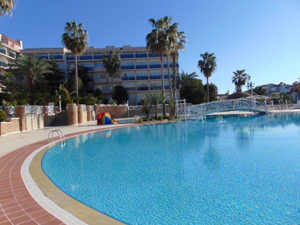 Blick auf den großen Pool Seaden Corolla Hotel