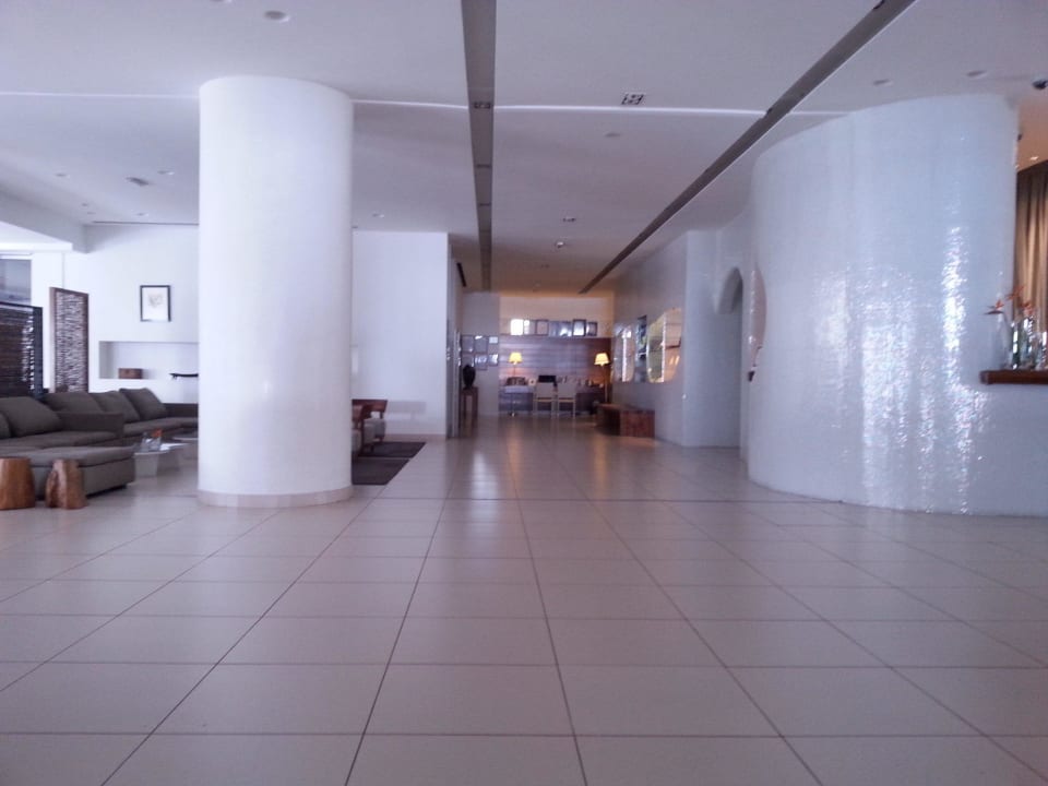 Blick durch die Lobby Napa Mermaid Hotel & Suites