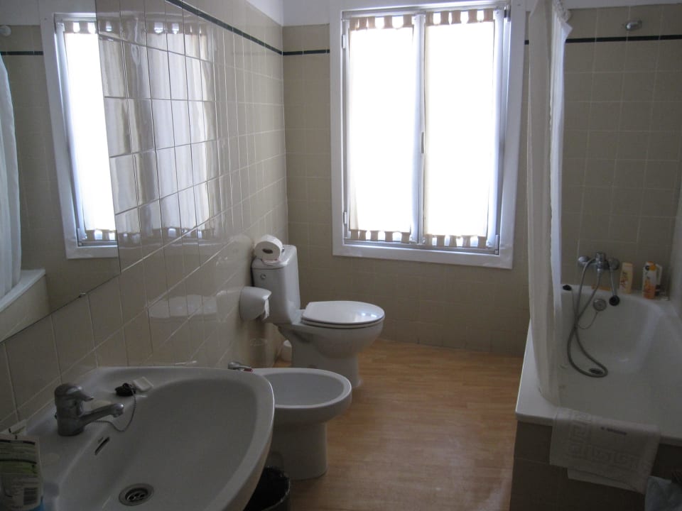 Bad neben dem Zimmer Hotel Medano