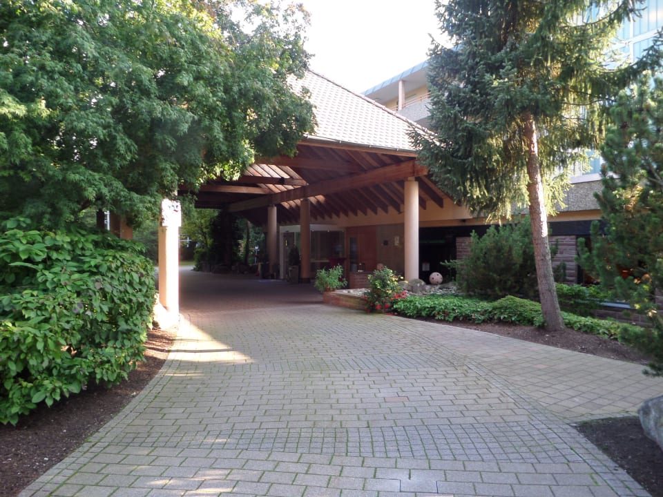 Haupteingang DEKRA Congresshotel Wart