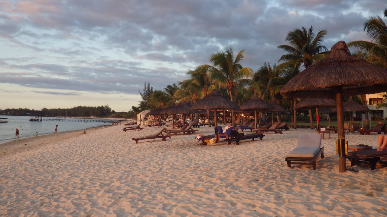Strand mit wunderschönen Sonnenuntergängen Le Meridien Ile Maurice