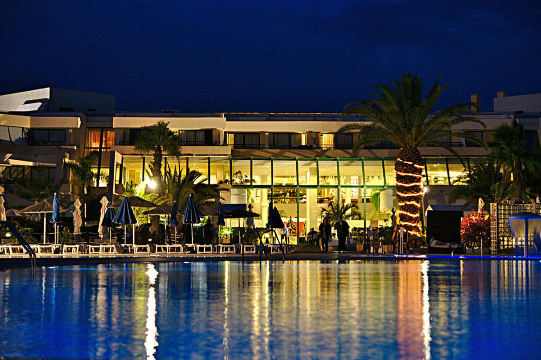 Pool mit Hotelrückseite bei Nacht Dreams Lanzarote Playa Dorada Resort & Spa