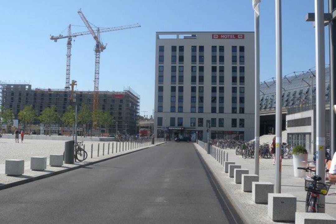 Stojąc przy wyjściu z dworca MEININGER Hotel Berlin Hauptbahnhof