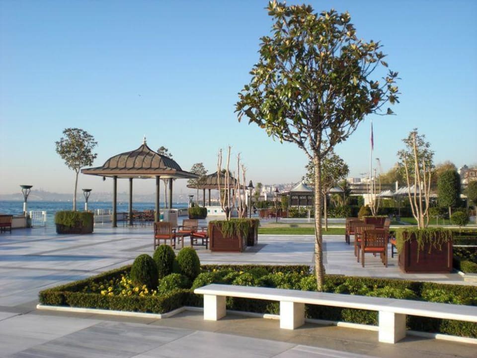 Terrasse mit Blick auf den Bosporus Hotel Four Seasons Istanbul At The Bosphorus