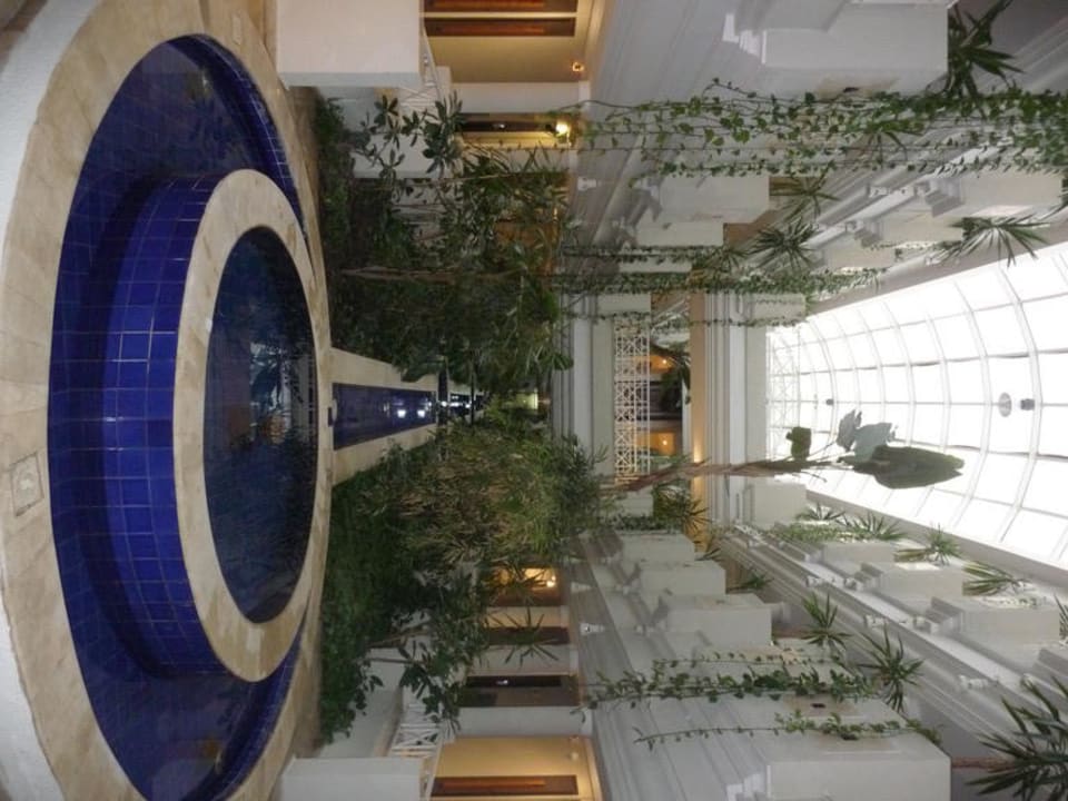 Innenhof mit Bepflanzung und Wasserspiel TUI MAGIC LIFE Africana