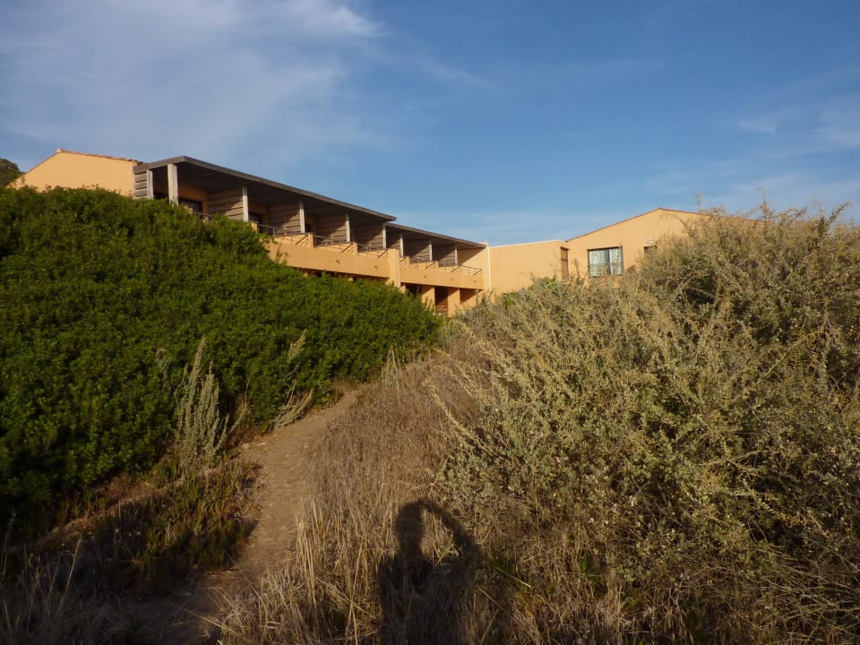 Seitlicher Blick vom Meer auf die Hotelzimmer Hotel & Residence Abbartello