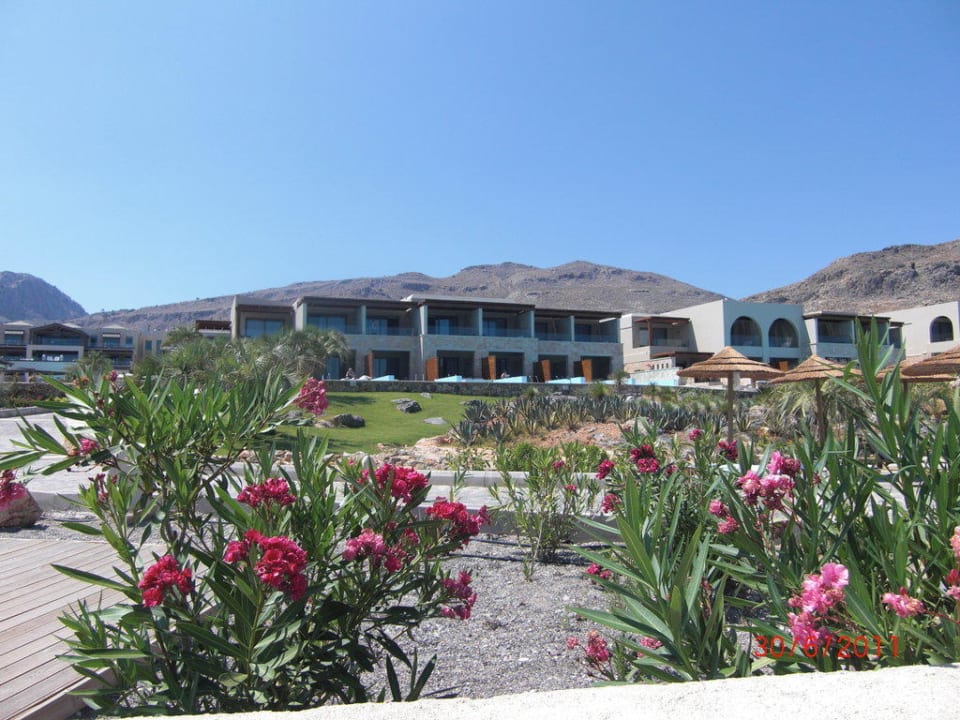 Blick vom Strand zum Hotel Aquagrand Artistic Luxury Beach Resort - Adults only