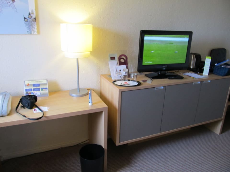Sideboard mit TV & Minibar Fürther Hotel Mercure Nürnberg West
