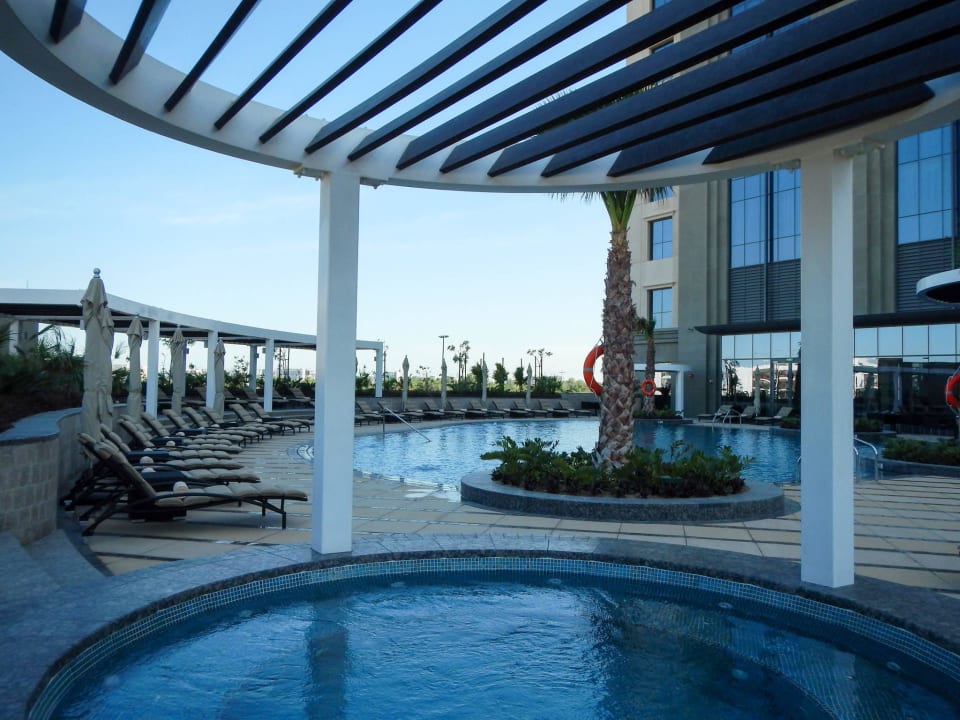 Pool am Vormittag Hyatt Regency Dubai Creek Heights