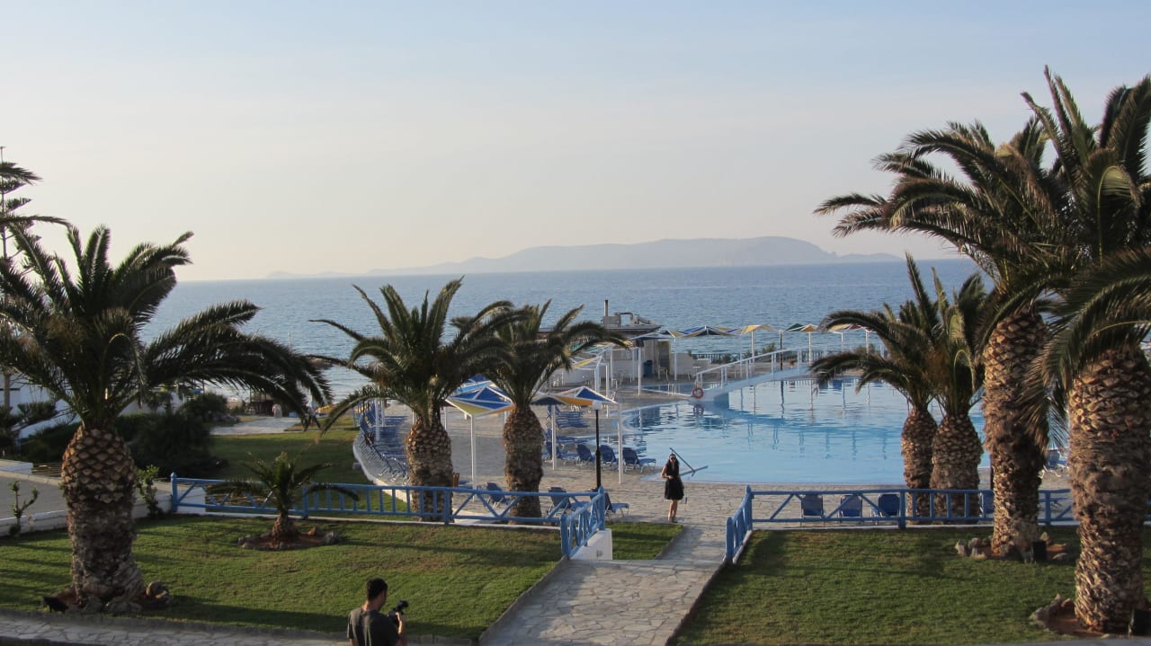 Von der Rezeption Richtung Pool/Meer Mitsis Rinela