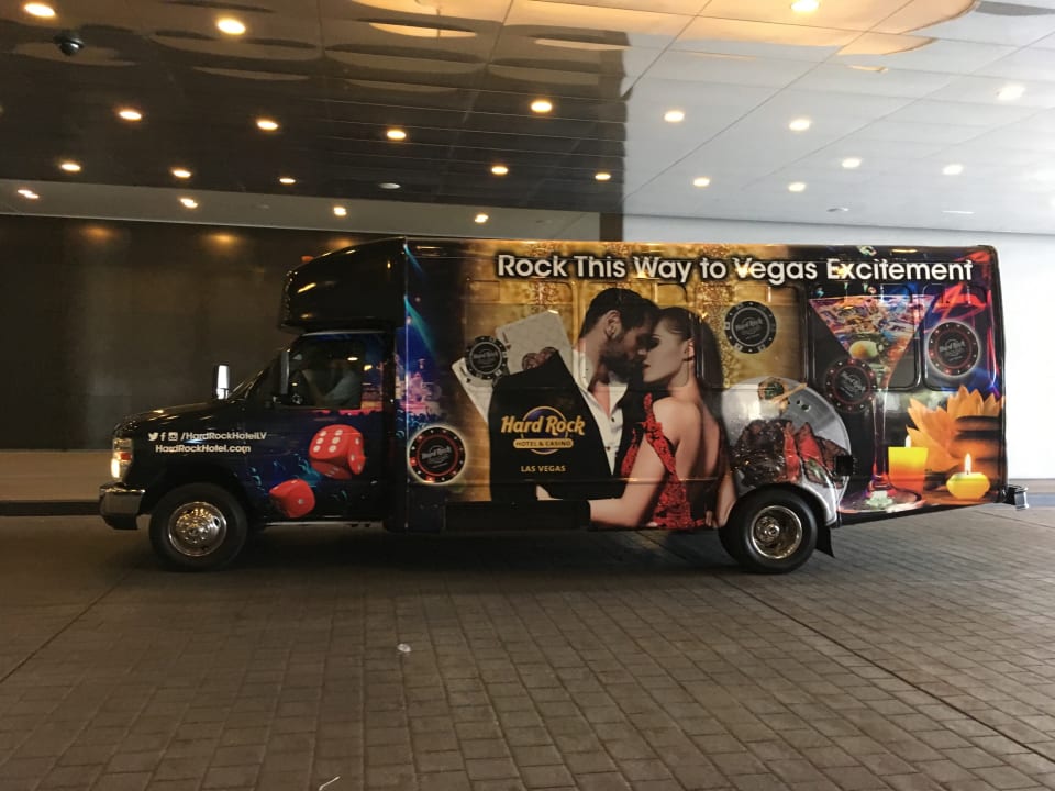 Hoteleigener Shuttlebus zum Strip Virgin Hotels Las Vegas, Curio Collection by Hilton