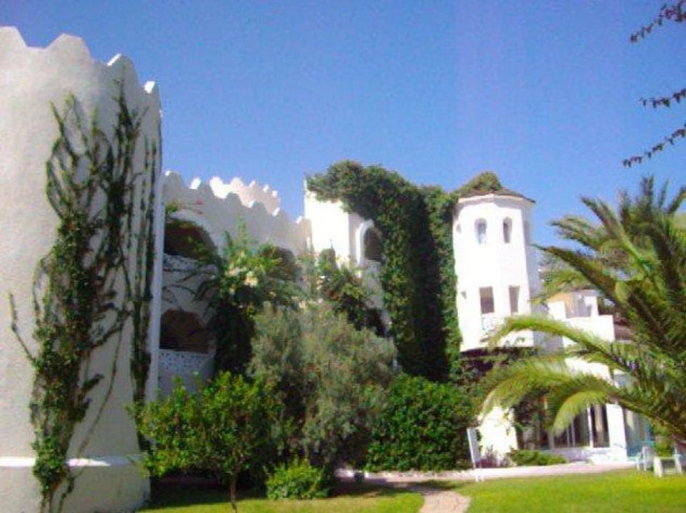 Blick vom Garten zu den Zimmern Mahdia Beach & Aquapark