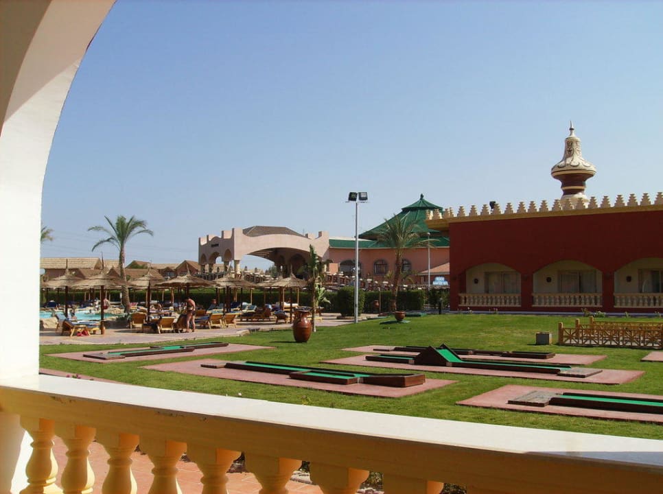 Widok z okna na mini golf Pickalbatros Alf Leila Wa Leila Resort - Neverland Hurghada