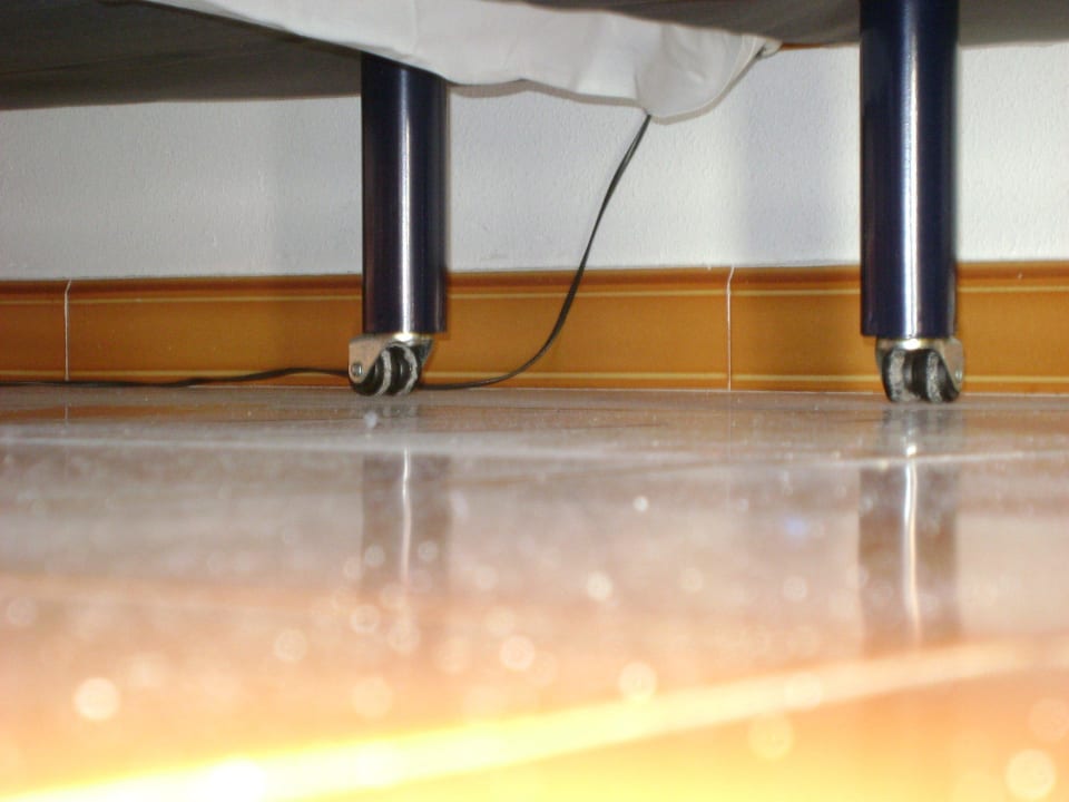 Neben und unter dem Bett! Zi. 310 Millor Sol