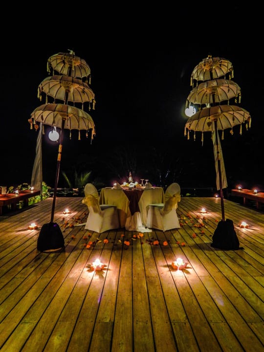 Private Dinner am Lotus Pond Four Seasons Resort Bali at Sayan