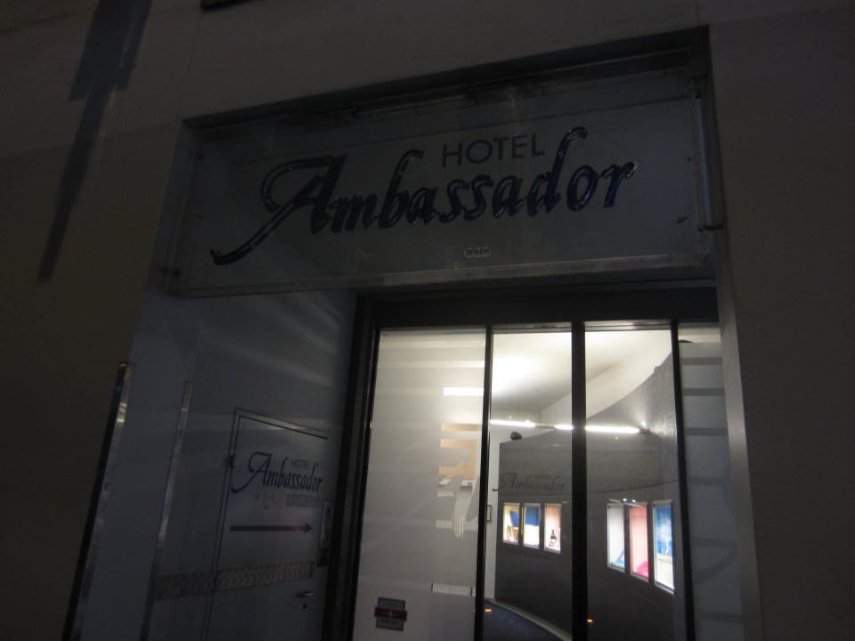Außenansicht Eingang Hotel Ambassador Luzern Garni